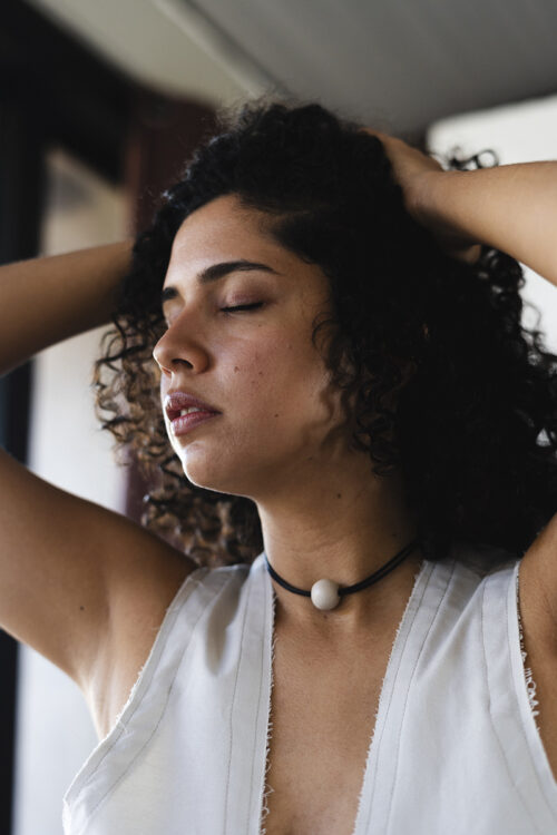 Gargantilla de cuero y cerámica