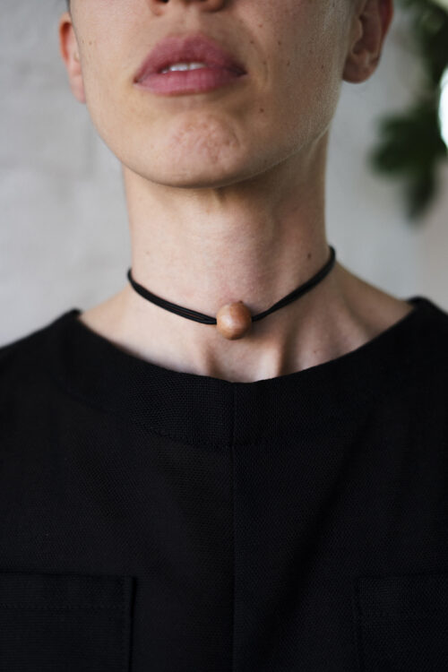 Gargantilla de cuero y cerámica