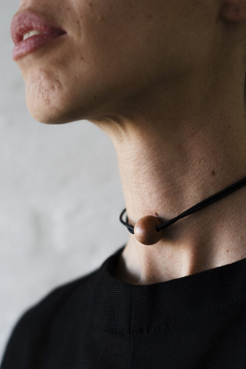 Gargantilla de cuero y cerámica