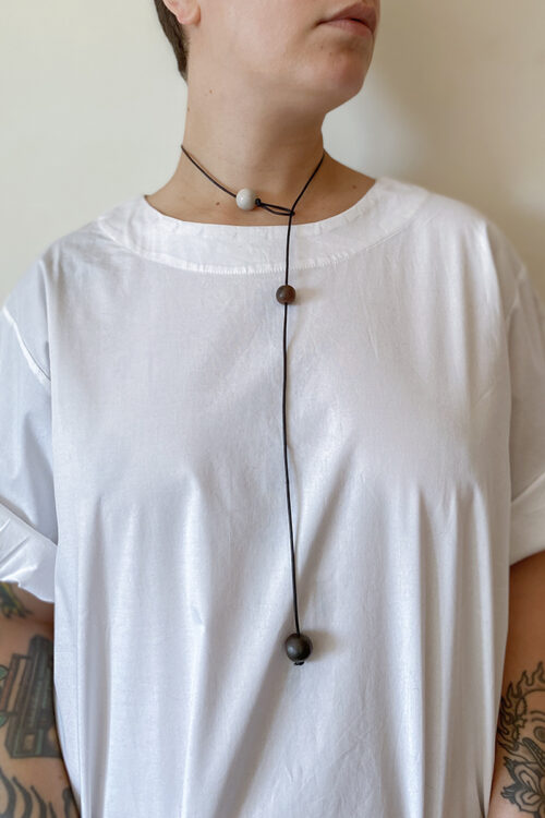 Collar de cuero y cerámica