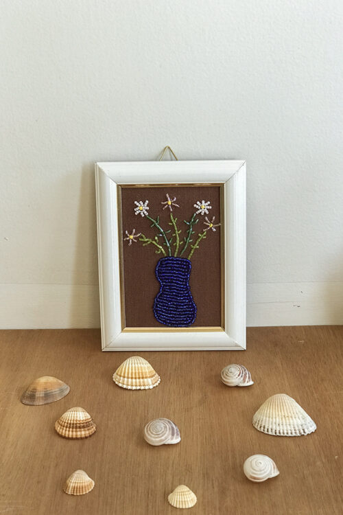 Jarrón azul con flores